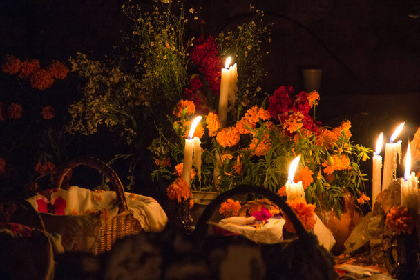 Den mrtvých v noci na hřbitově Janitzio, Michoacan, Mexiko. Tradiční dekorace s cempasuchil květy a svícen  - Fotografie, Obrázek
