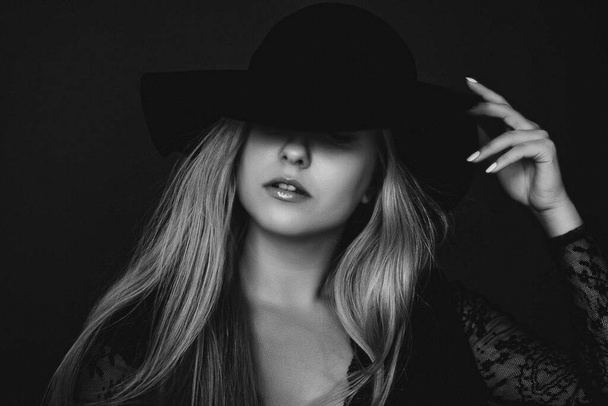 Şapka takan güzel sarışın kadın moda kampanyası ve güzellik markası için siyah beyaz bir sanat filmi portresi. - Fotoğraf, Görsel