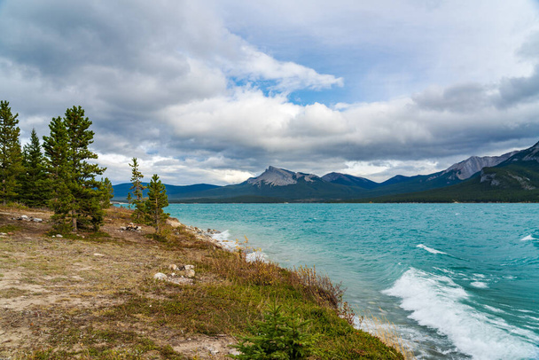 Вид на озеро Авраамово в осенний сезон. Национальный парк Джаспер, Альберта, Канада. - Фото, изображение
