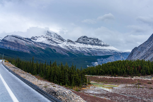 Montaña Cirrus cubierta de nieve a finales de la temporada de otoño. Vista desde el Icefields Parkway (Alberta Highway 93), Parque Nacional Jasper, Canadá. - Foto, Imagen