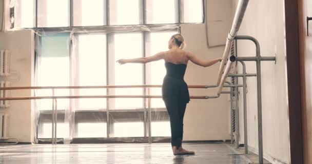 Ballerina venyttely ja harjoittelu tilalla baari tanssisalissa - Materiaali, video