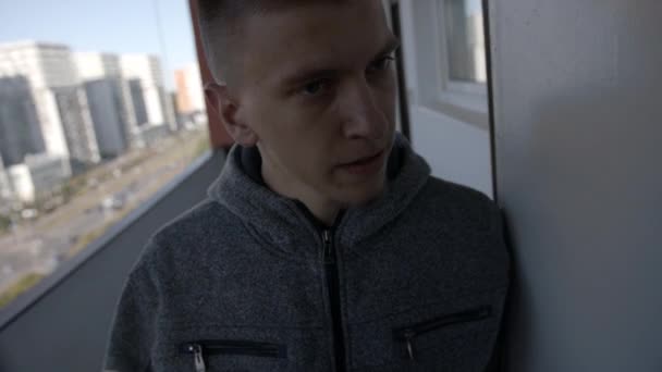Biała młodzież paląca papierosy w wieżowcu w śródmieściu  - Materiał filmowy, wideo