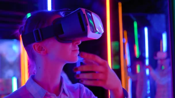 Movimento lento: mulher usando fones de ouvido de realidade virtual na exposição VR interativa - Filmagem, Vídeo