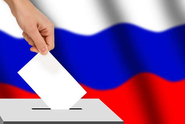 hand daalt de verkiezingen tegen de achtergrond van de Russische vlag, concept van de verkiezingen voor de staat, referendum - Foto, afbeelding