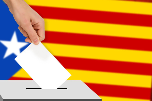 рука сбрасывает избирательный бюллетень на фоне флага, концепции государственных выборов, референдума - Фото, изображение