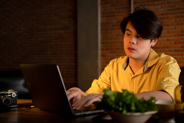 Ázsiai üzletember dolgozik számítógép laptop túlóra éjjel. - Fotó, kép
