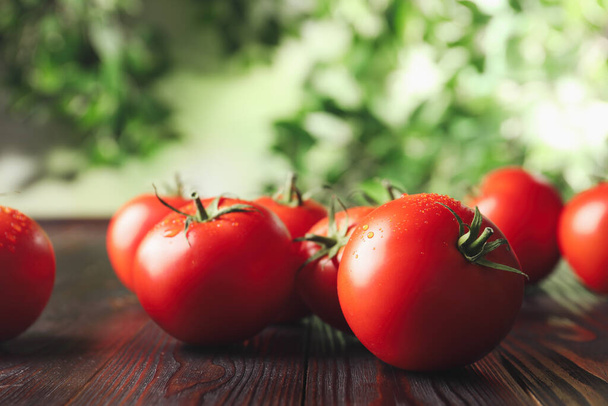 Świeże dojrzałe czerwone pomidory na drewnianym stole - Zdjęcie, obraz