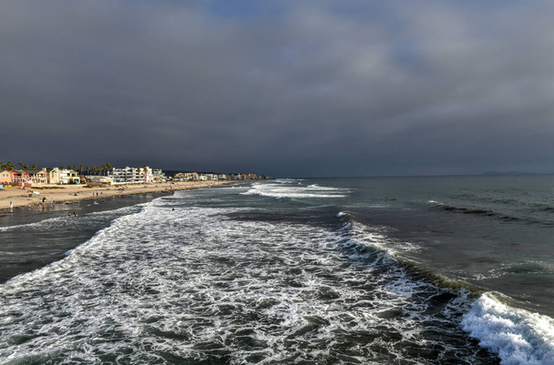 El muelle y el Océano Pacífico al atardecer, en Imperial Beach, cerca de San Diego, California - Foto, Imagen