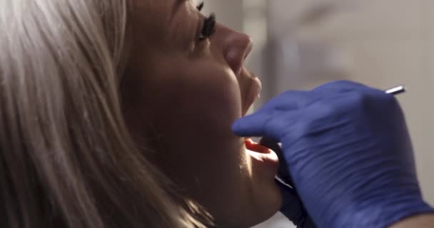 Περικοπή οδοντίατρος κάνει θεραπεία στον πελάτη - Πλάνα, βίντεο