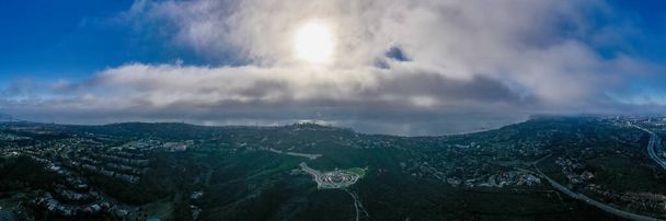 Бетонный крест на горе Соледад в Ла-Холла, Сан-Диего, Калифорния. - Фото, изображение