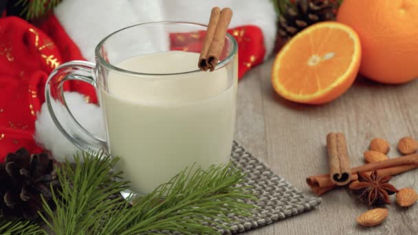 eggnog Χριστουγεννιάτικο κοκτέιλ με τριμμένο μοσχοκάρυδο και κανέλα. Παραδοσιακό εορταστικό ποτό. ζεστό κοκτέιλ με βάση το γάλα, την κρέμα γάλακτος, τα αυγά και τα μπαχαρικά, με την προσθήκη αλκοόλης.  - Πλάνα, βίντεο