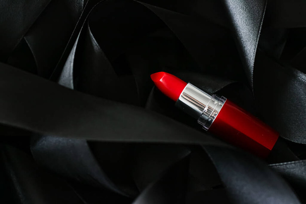 Siyah ipek arka planda kırmızı ruj, lüks makyaj ve güzellik kozmetik - Fotoğraf, Görsel