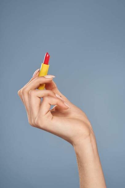 Nainen, jolla on huulipunaa harmaalla taustalla brunette meikki luomiväreillä - Valokuva, kuva