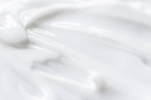 Чистая текстура белого крема как абстрактный фон, пищевое вещество или органическая косметика - Фото, изображение