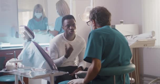 Dentista e cliente conversando no escritório do hospital - Filmagem, Vídeo