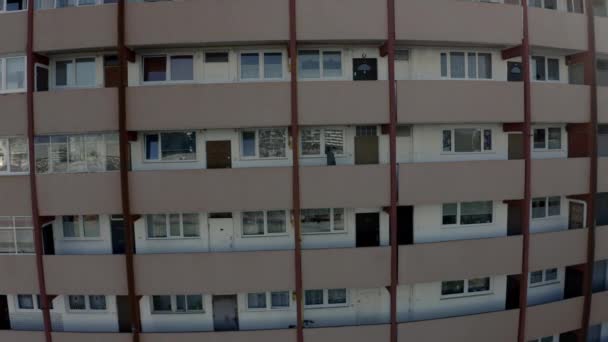 Veduta di un edificio residenziale abbandonato all'interno della città - Filmati, video