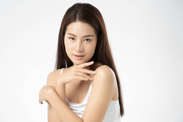 Bella giovane donna asiatica con pelle fresca e pulita su sfondo bianco, Cura del viso, Trattamento viso, Cosmetologia, bellezza e spa, Ritratto di donne asiatiche - Foto, immagini