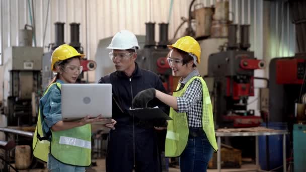 grupo de fábrica homem e mulheres trabalhadores discussão com tablet computador e arquivo de papel report.In fundo de fábrica industrial. - Filmagem, Vídeo