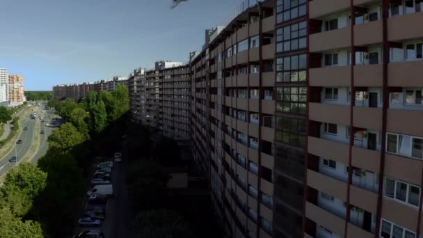 Kilátás egy elhagyatott belvárosi lakóépületre - Felvétel, videó