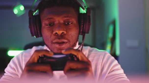 Portret schot van jonge zwarte man spelen van video games - Video
