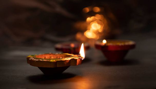 Happy Diwali - Diya lampen aangestoken tijdens diwali vieringen - Foto, afbeelding