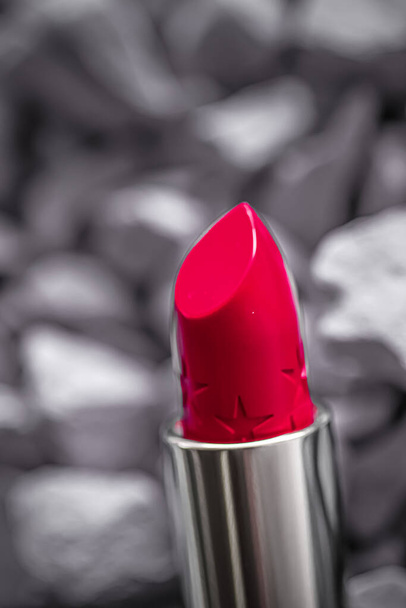 Lápiz labial rojo primer plano, maquillaje de lujo y cosméticos de belleza - Foto, Imagen