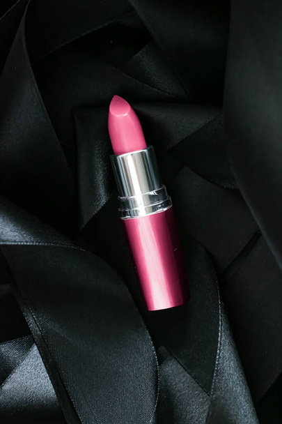 Ροζ κραγιόν σε μαύρο μεταξωτό φόντο, πολυτελές μακιγιάζ και καλλυντικών ομορφιάς - Φωτογραφία, εικόνα