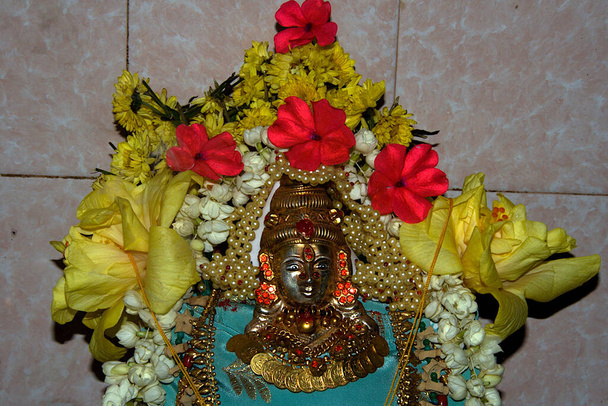 idole d'argent de la divinité Lakshmi décoré avec des fleurs et des bijoux pendant Lakshmi Puja - Photo, image