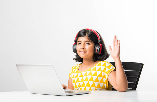 Melko tyylikäs intialainen aasialainen koulutyttö opiskelee verkossa oppitunti kotona, sosiaalinen etäisyys karanteenin aikana, itsensä eristäminen, online-koulutuksen käsite, kotiopettaja - Valokuva, kuva