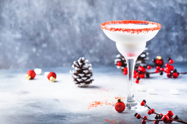 White margarita, Christmas or New Year's winter alcoholic cocktail with rum, coconut and irish cream with red decor in stylish table setting - Valokuva, kuva