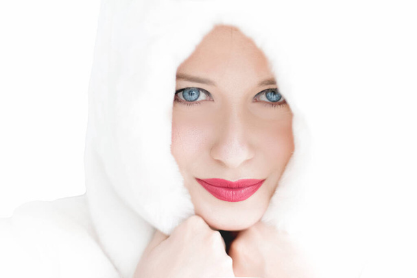 Mujer joven con abrigo de piel esponjosa con capucha, ropa de invierno cálido para la moda y las vacaciones de Navidad - Foto, Imagen