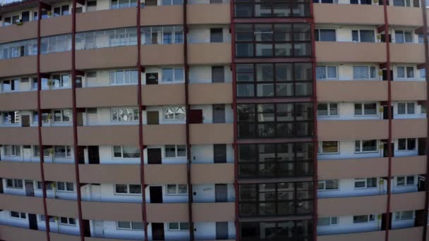 Zicht op een verlaten woongebouw in de binnenstad - Video
