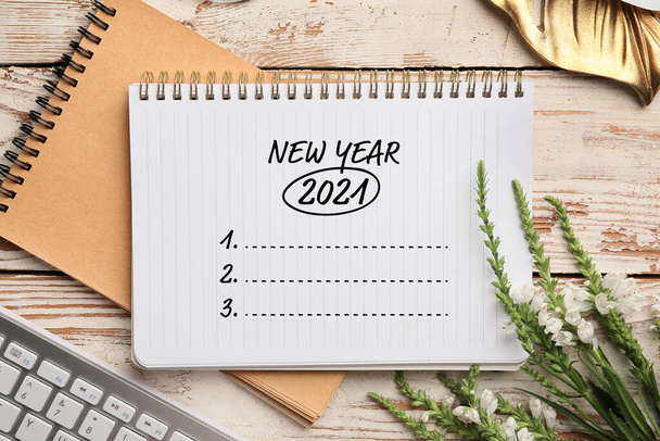 Caderno com lista de tarefas vazia para 2021 ano em fundo de madeira branco - Foto, Imagem