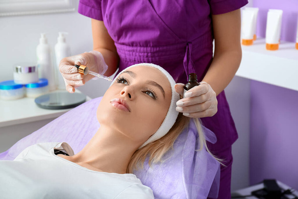 Mulher submetida a procedimento cosmético no salão de beleza - Foto, Imagem