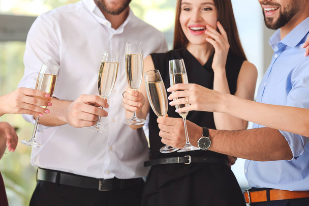 Jovens bebendo champanhe saboroso na festa no escritório - Foto, Imagem