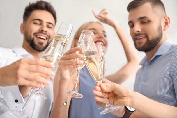 Jovens bebendo champanhe saboroso na festa no escritório - Foto, Imagem
