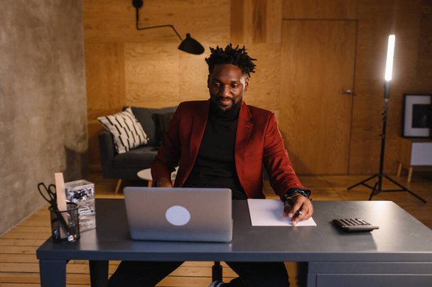 Black Businessman usando laptop para analisar o mercado de ações de dados, gráfico de negociação forex, negociação de bolsa de valores on-line, conceito de investimento financeiro. de perto - Foto, Imagem