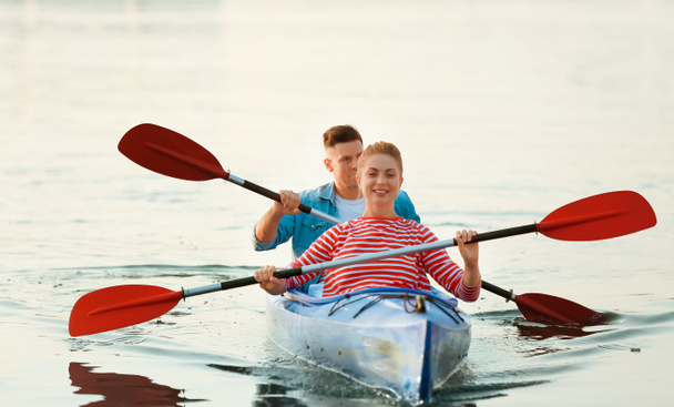 Pareja joven kayak en el río - Foto, imagen