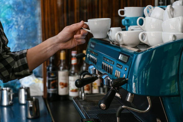 Barista making hot coffee in cafe - Foto, Imagem