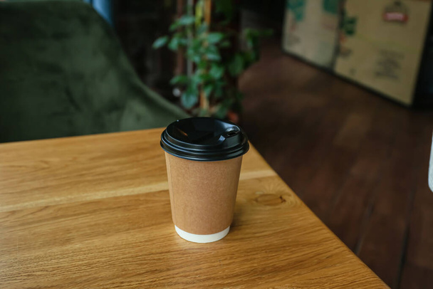 Copa de café caliente en la mesa en la cafetería - Foto, Imagen