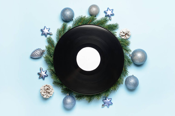 Vinyl δίσκο και διακόσμηση Χριστουγέννων στο φόντο χρώμα - Φωτογραφία, εικόνα