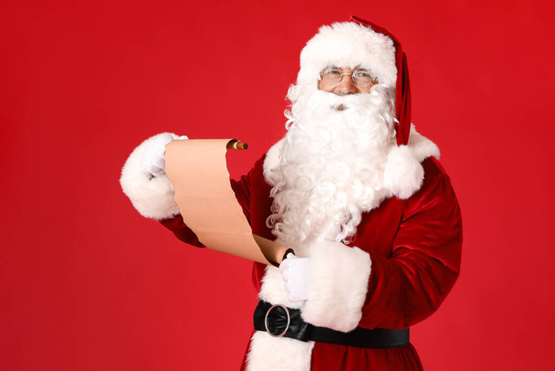 Санта-Клаус с буквой на цветном фоне - Фото, изображение