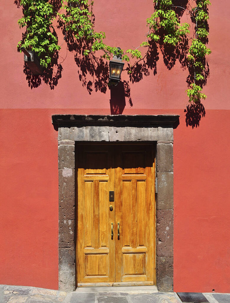 Мексиканский дом в колониальном стиле дверь в Сан-Мигель-де-Альенде Мексика. - Фото, изображение