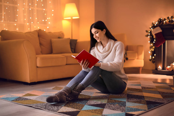Bela jovem mulher ler livro em casa na véspera de Natal - Foto, Imagem