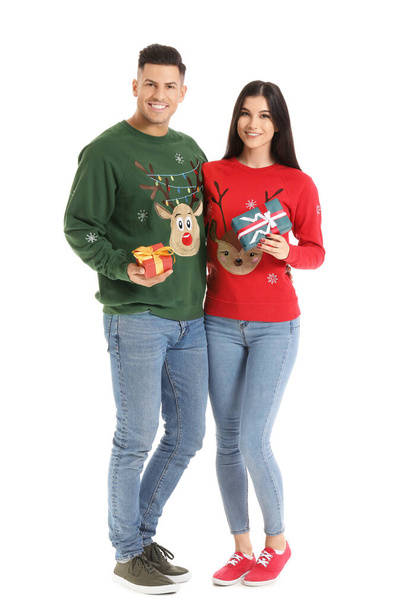 Молодая пара с рождественскими подарками на белом фоне - Фото, изображение