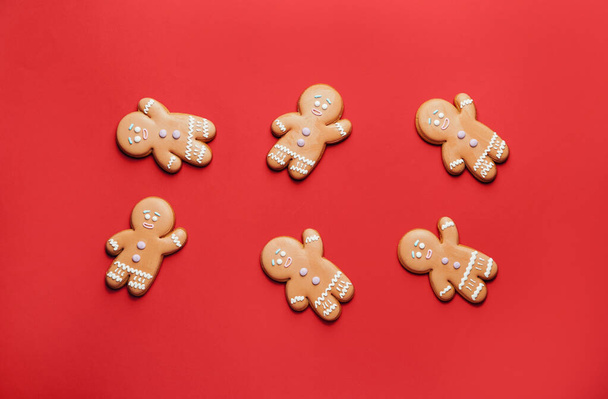 Tasty gingerbread cookies on color background - Foto, Imagen