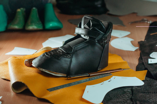 Voorbereiding van de toekomstige sneaker in de schoenmaker workshop - Foto, afbeelding