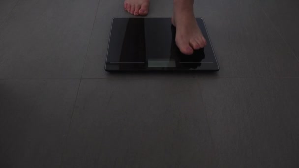 Mujer adulta que mide a sí misma en una escala de peso conseguir muy molesto después de descubrir que puso peso a en el baño - Imágenes, Vídeo