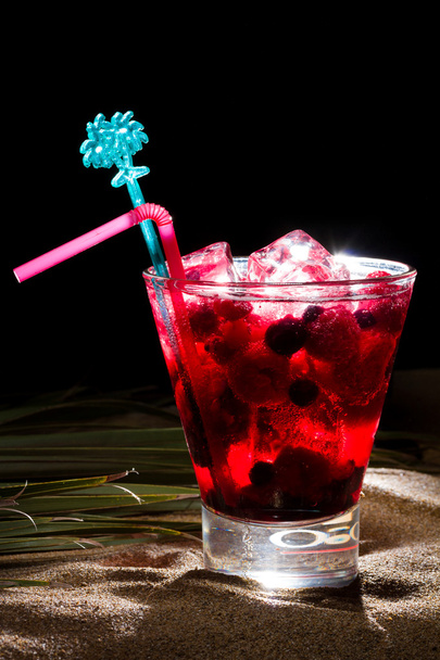 Raspberry cocktail on the sand  - Foto, immagini