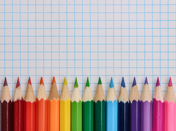 Okulun not defterinde renkli kalemler var. Üst Manzara. Metin veya çizim için boş yer - Fotoğraf, Görsel